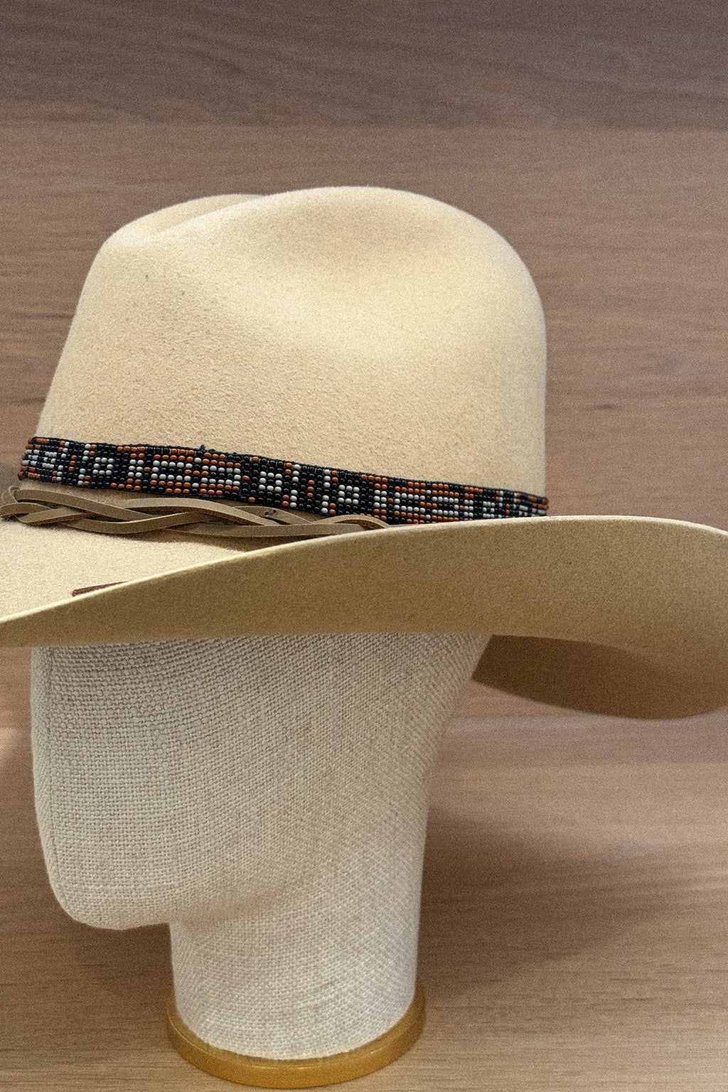 BEADED HAT BAND IN BLACK, WHITE & COPPER