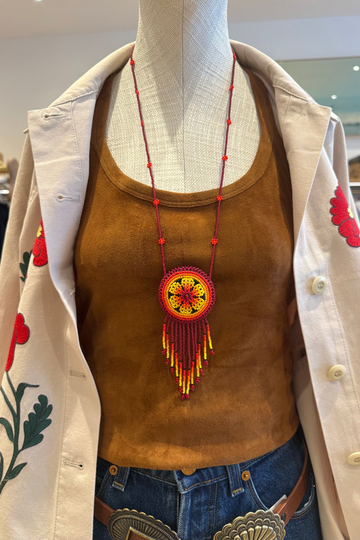 COLLIER MÉDAILLON PERLÉ ROUGE BOURGOGNE COULEUR COUCHER DE SOLEIL
