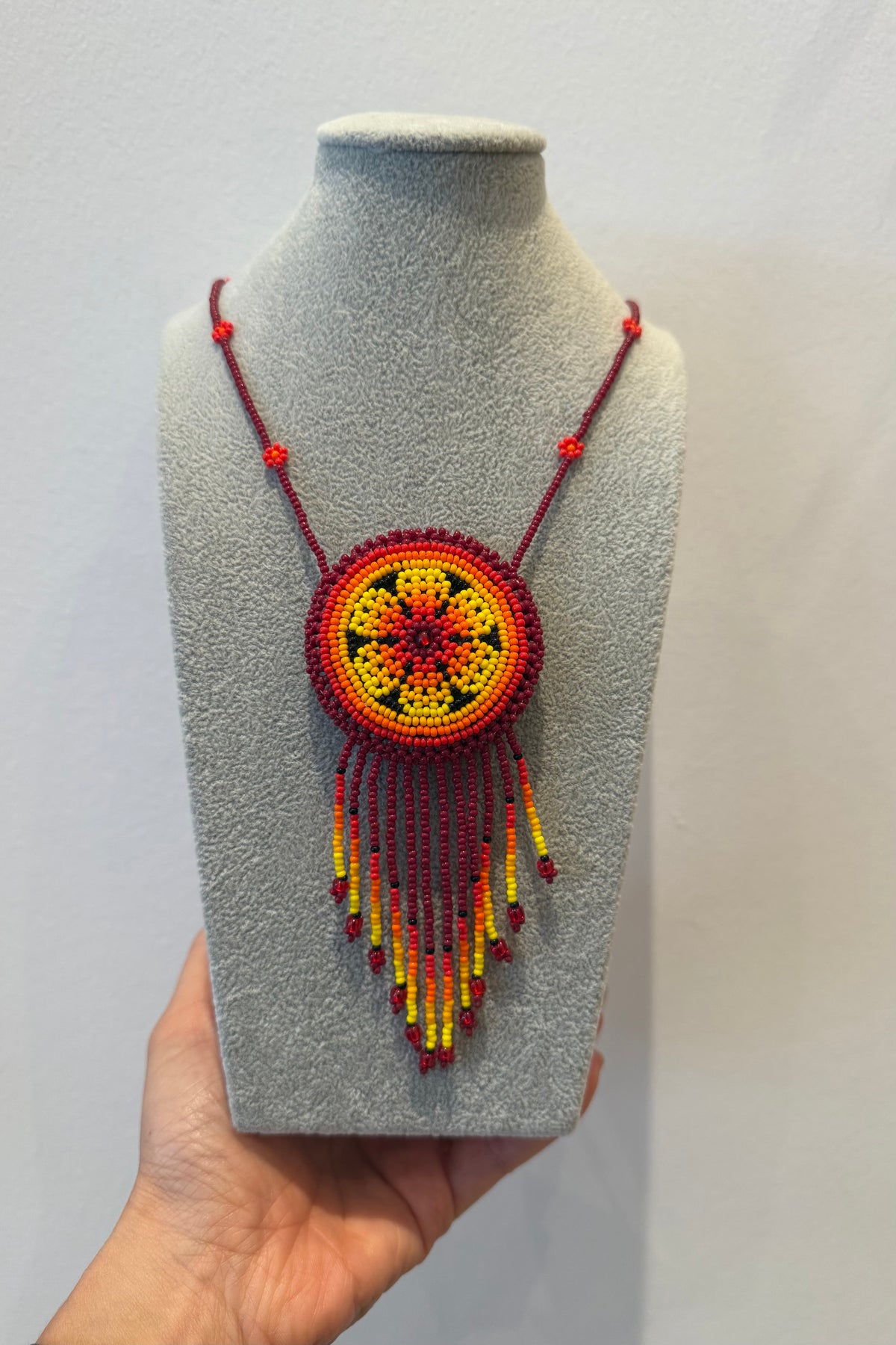 COLLIER MÉDAILLON PERLÉ ROUGE BOURGOGNE COULEUR COUCHER DE SOLEIL