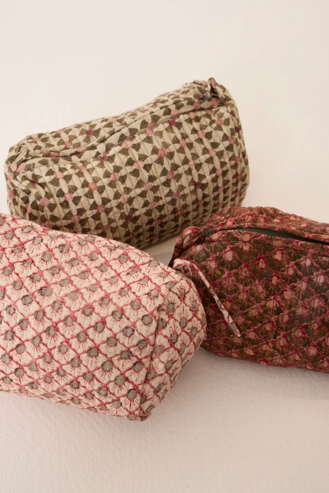 COSMETIC BAG IN SCALLOP BLUSH