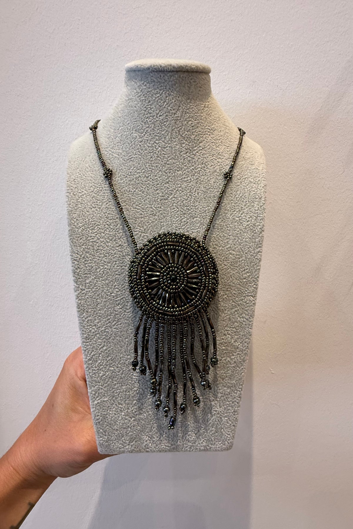 COLLIER MÉDAILLON PERLÉ MÉTALLISÉ CANON DE FUSIL