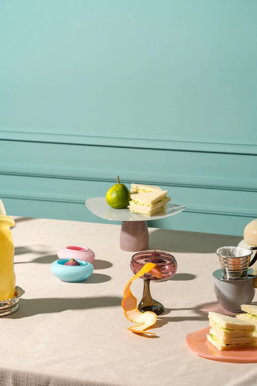 LE DUO DE PLATS EN ROSE LAITEUX ET GELÉE BLEUE