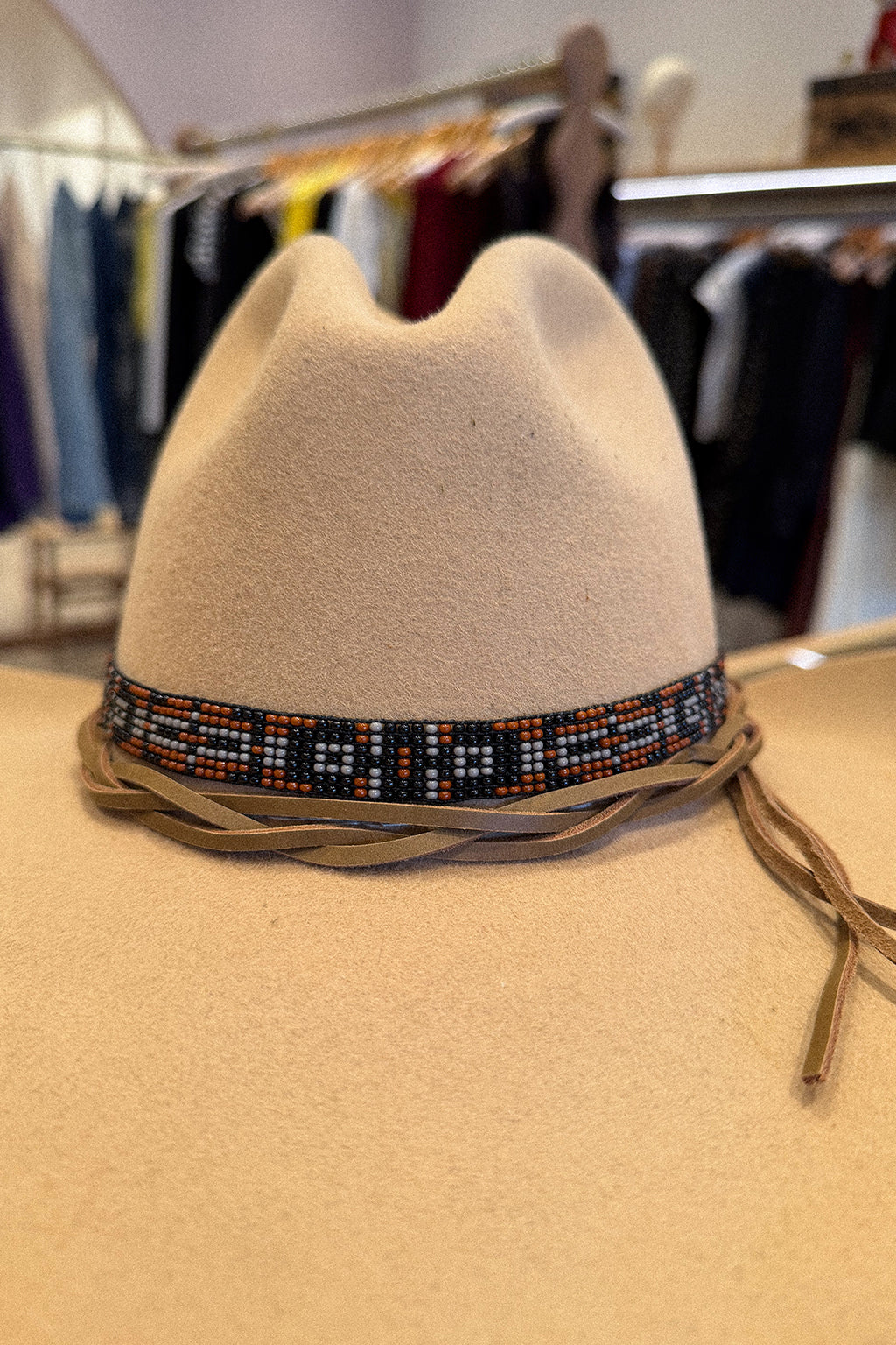 BEADED HAT BAND IN BLACK, WHITE & COPPER