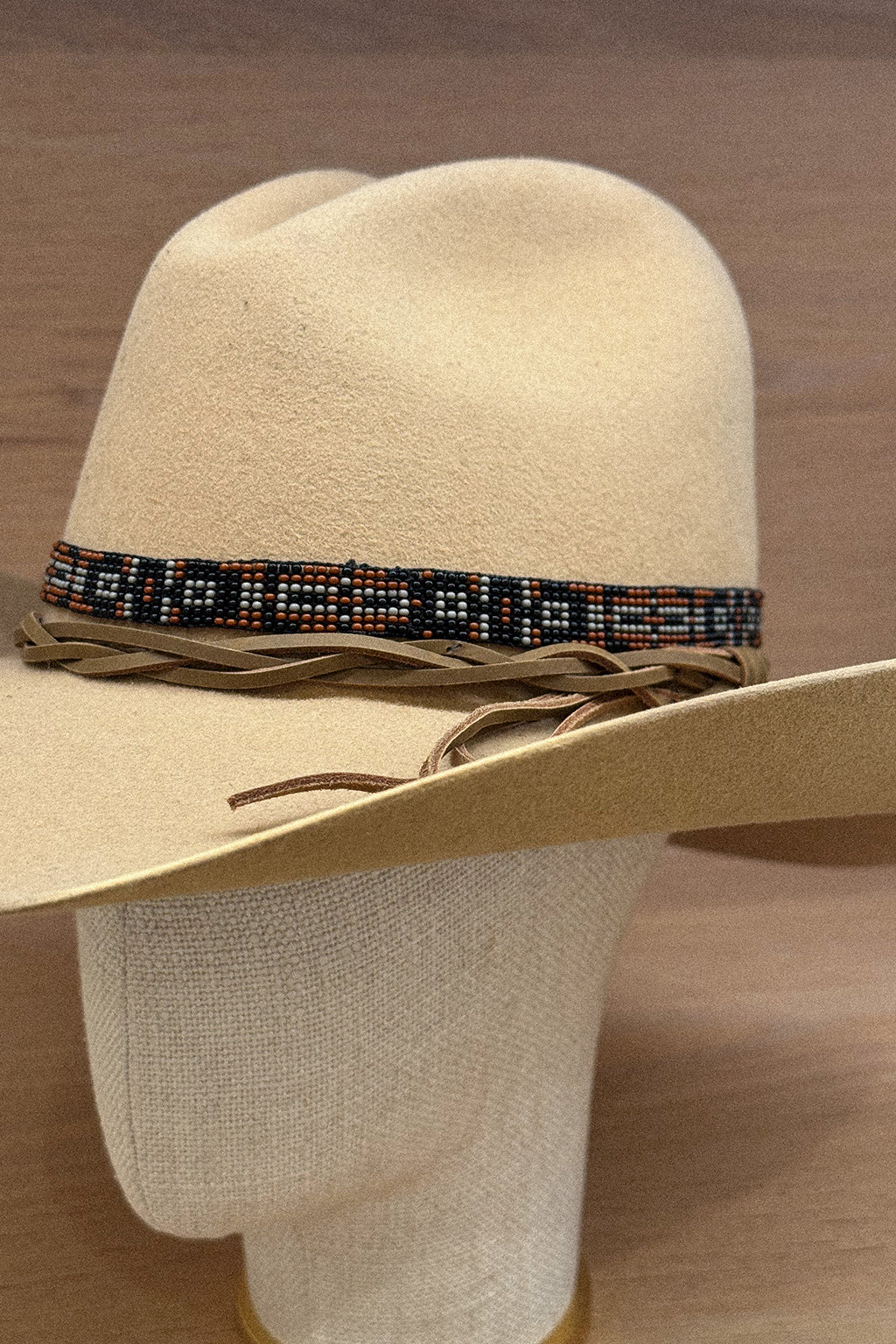 BEADED HAT BAND IN BLACK, WHITE & COPPER