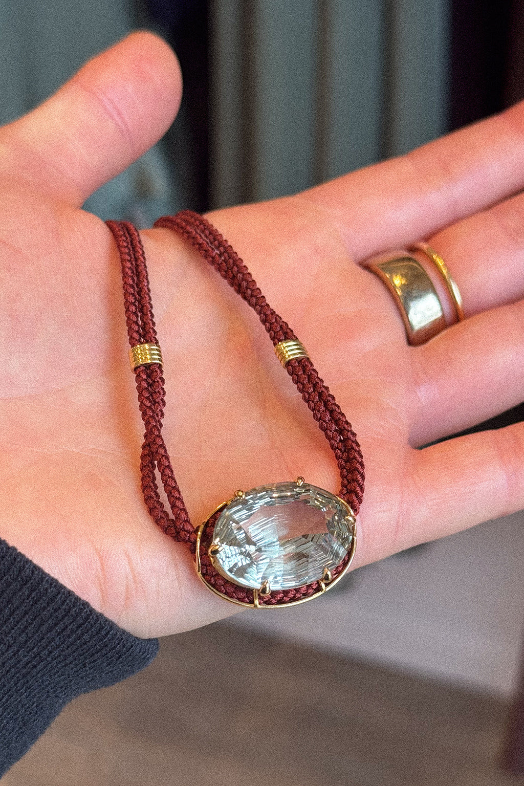 COLLIER PENDENTIF AMÉTHYSTE VERTE TAILLE CONCAVE SUR CORDON EN SOIE