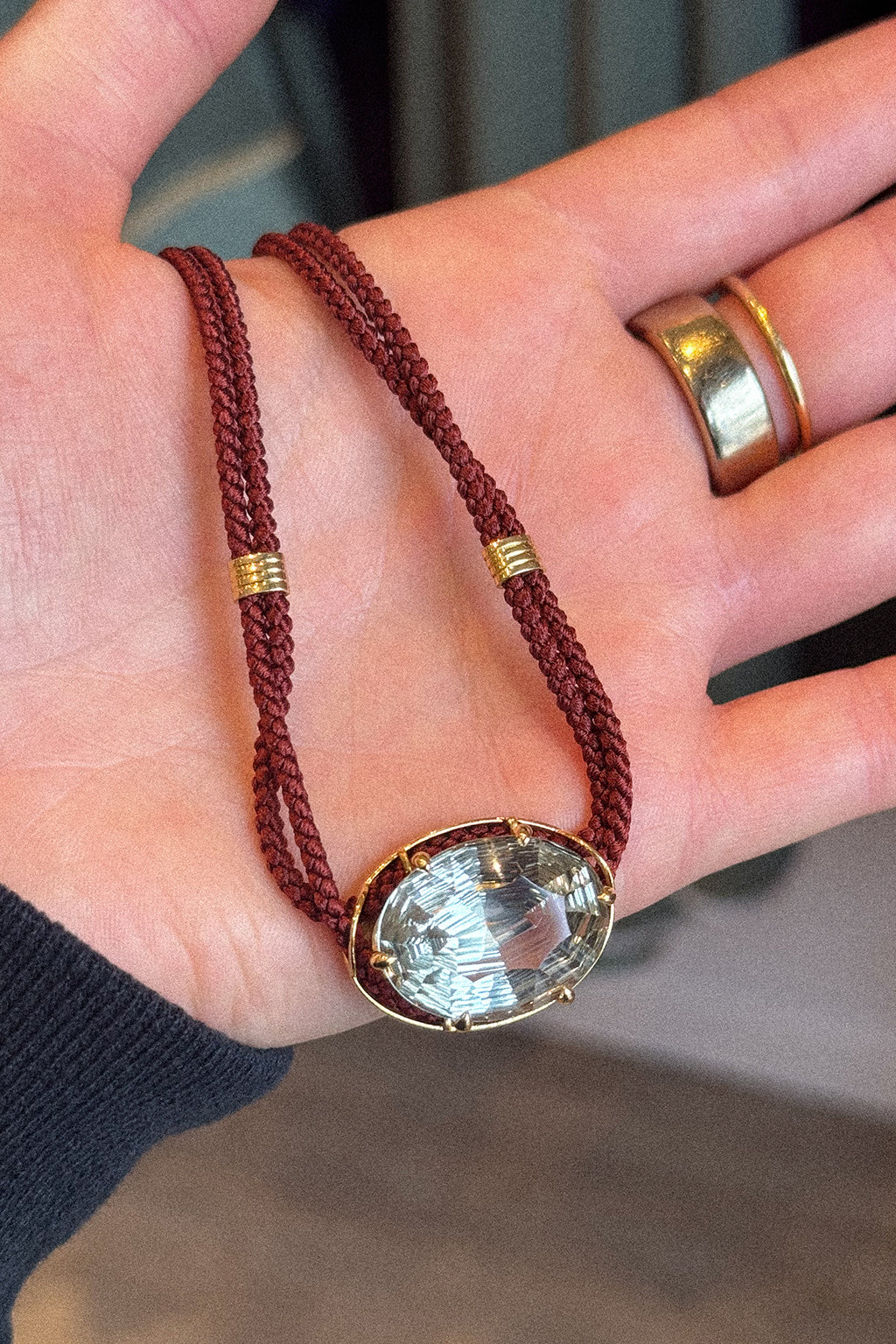 COLLIER PENDENTIF AMÉTHYSTE VERTE TAILLE CONCAVE SUR CORDON EN SOIE