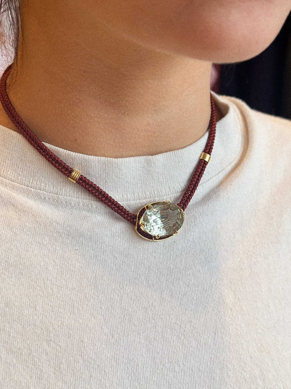 COLLIER PENDENTIF AMÉTHYSTE VERTE TAILLE CONCAVE SUR CORDON EN SOIE