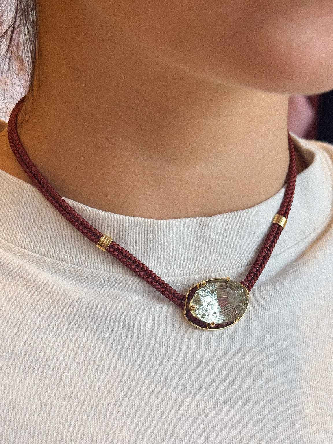 COLLIER PENDENTIF AMÉTHYSTE VERTE TAILLE CONCAVE SUR CORDON EN SOIE