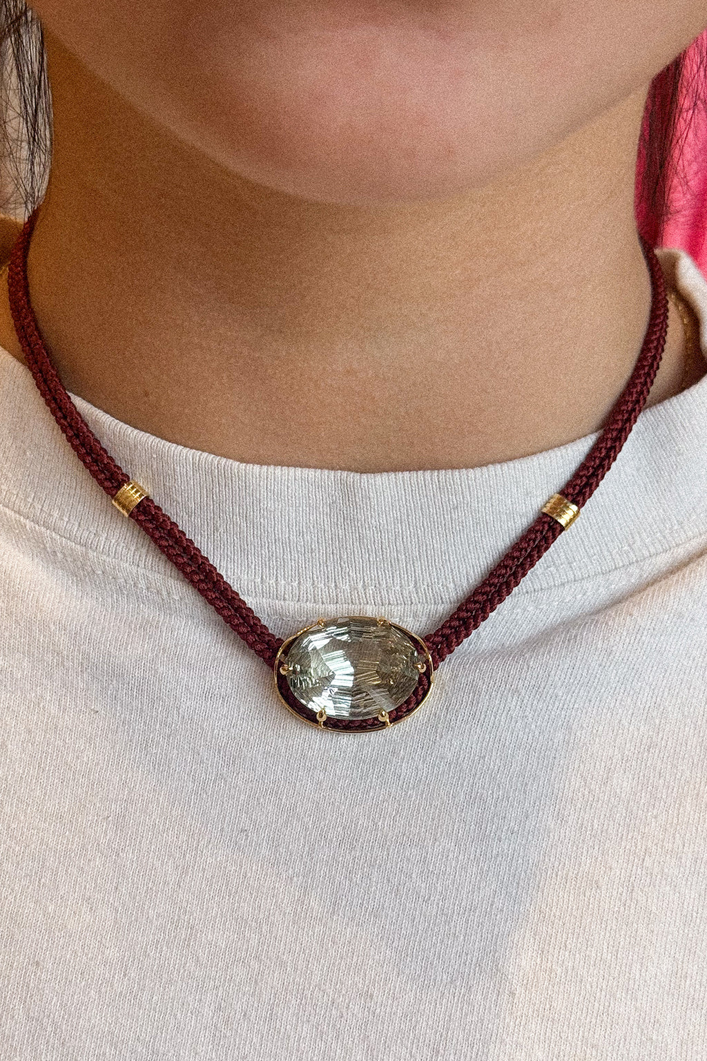 COLLIER PENDENTIF AMÉTHYSTE VERTE TAILLE CONCAVE SUR CORDON EN SOIE