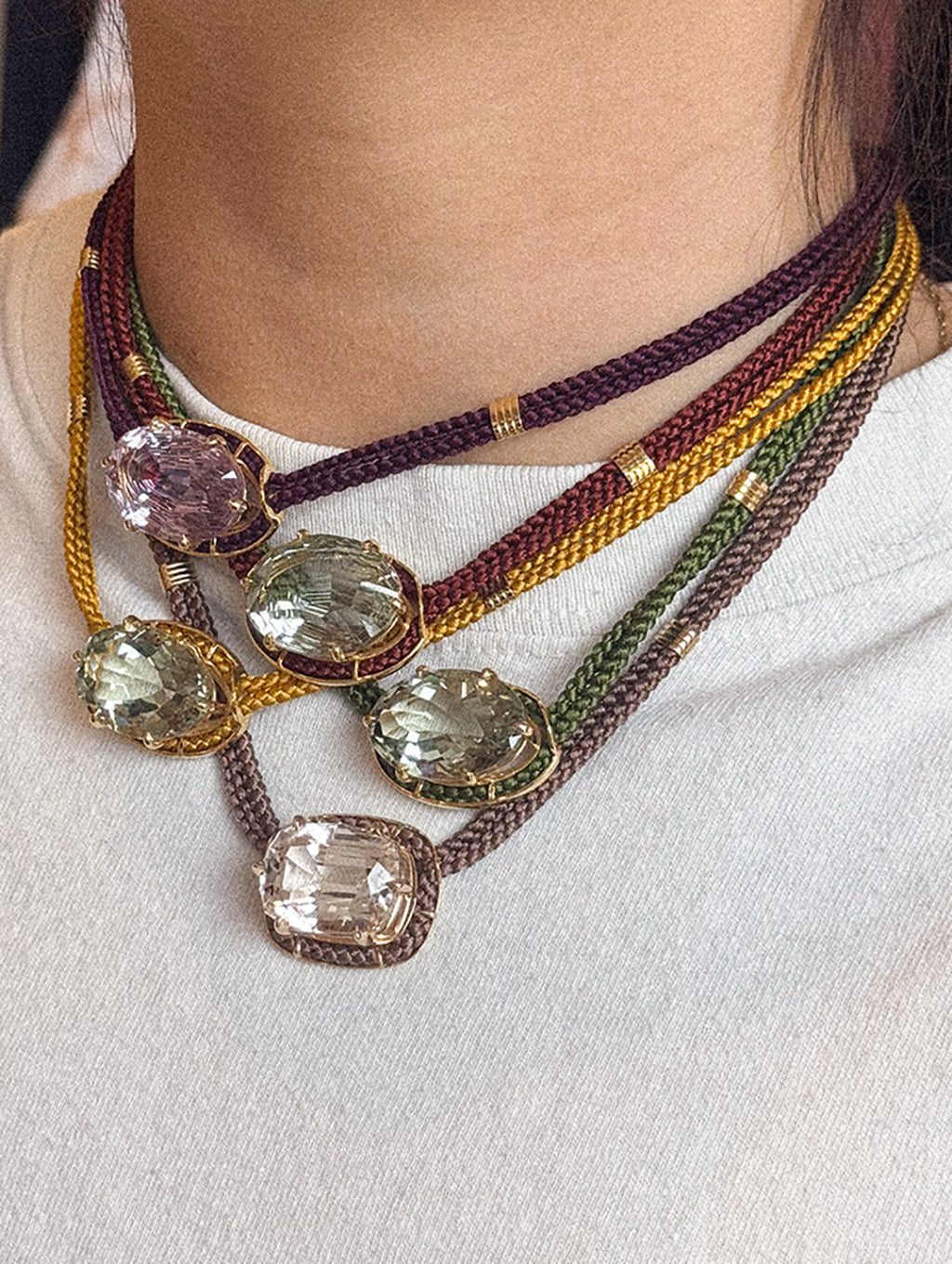 COLLIER PENDENTIF AMÉTHYSTE VERTE TAILLE CONCAVE SUR CORDON EN SOIE
