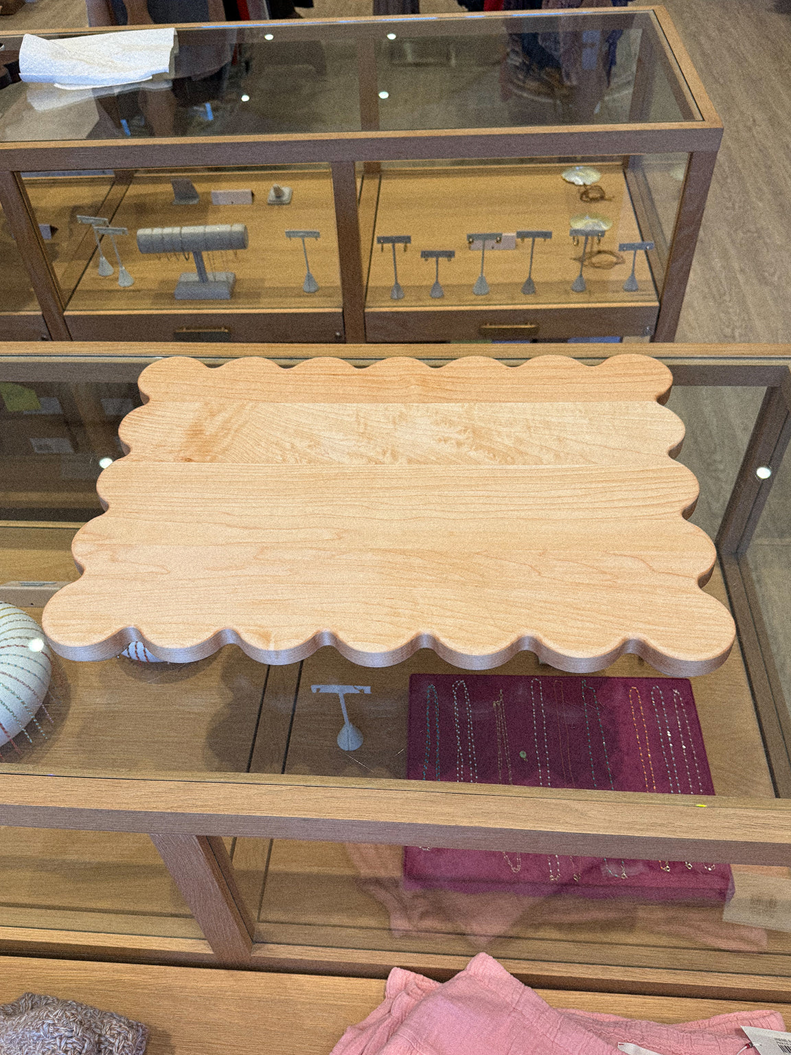 SCALLOPED SERVING BOARD IN WALNUT